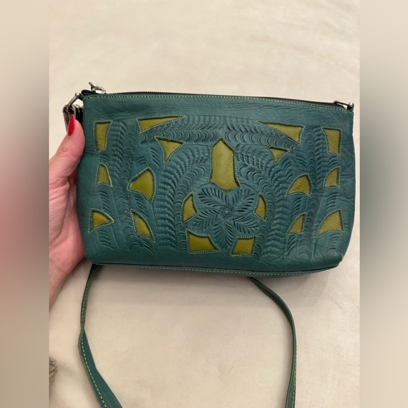 *SOLD ON ANOTHER PLATFORM* Leaders in Leather Crossbody w/ Convertible Straps - Picture 6 of 10